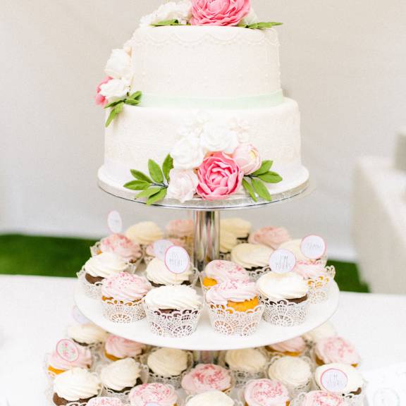 Hochzeitstorte und Cupcakes