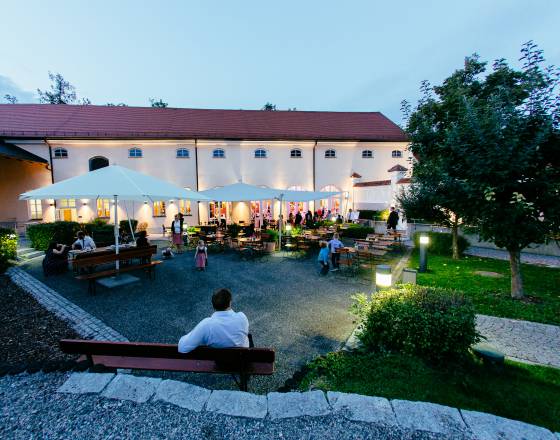 Hochzeit im Biergarten des im Hotel Kloster Holzen