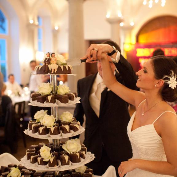 Hochzeitstorte wird angeschnitten