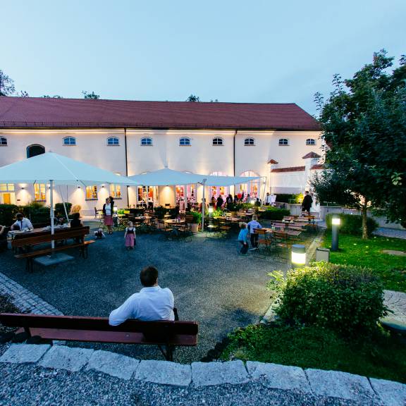 Hochzeit im Biergarten des im Hotel Kloster Holzen