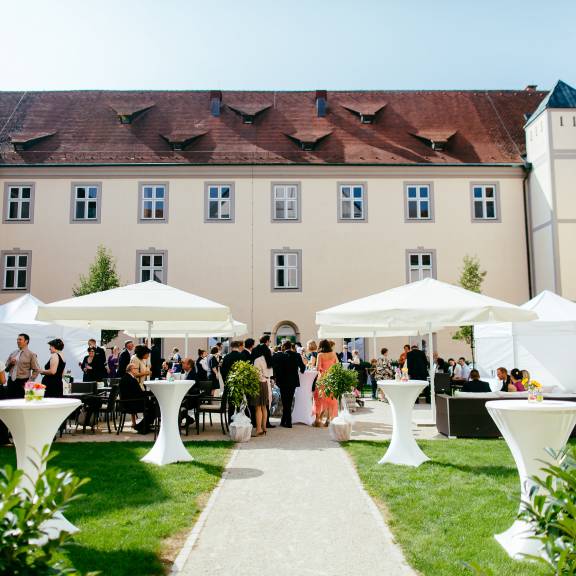 Sektempfang im Kreuzgarten des im Hotel Kloster Holzen