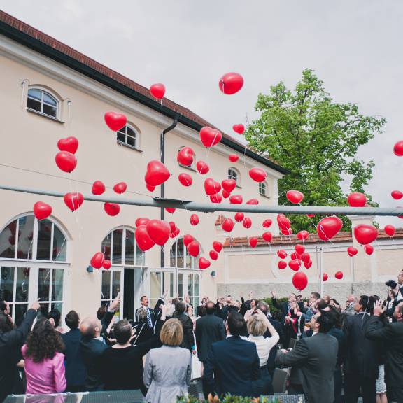 rote Luftballons steigen in den Himmel