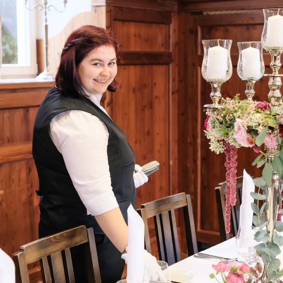 Mitarbeiterin des Hotel Kloster Holzen beim Eindecken von Tischen