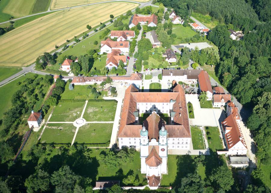 Panoramablick über Kloster Holzen