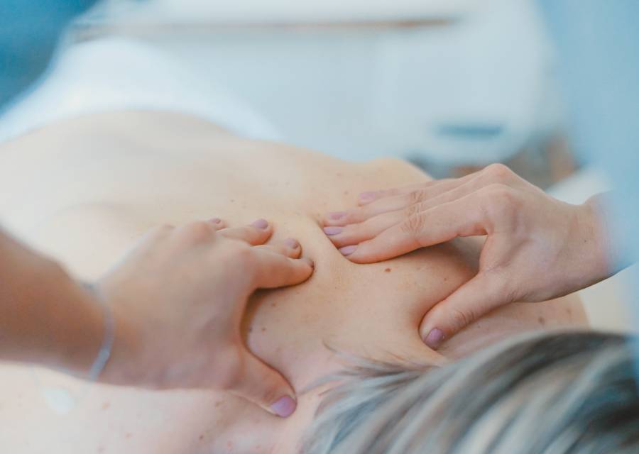 Frau erhält Massage