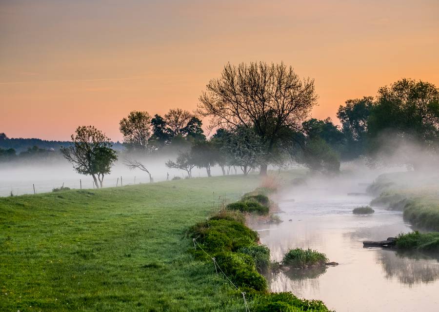 Bei Dämmerung Bach im Nebel