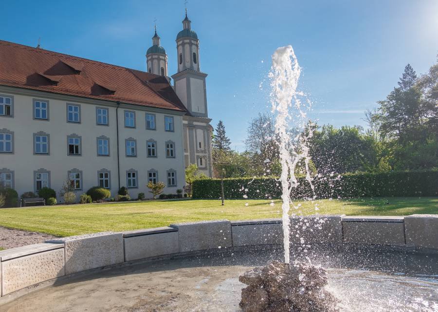Springbrunnen vor dem Hotel Kloster Holzen