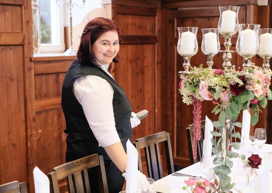 Mitarbeiterin des Hotel Kloster Holzen beim Eindecken von Tischen