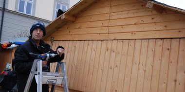 Aufbau des Adventsmarktes, Bild 1/3